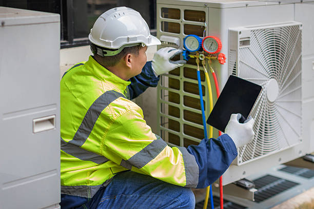 Professional Ac Installation technician working in Great Lakes, IL